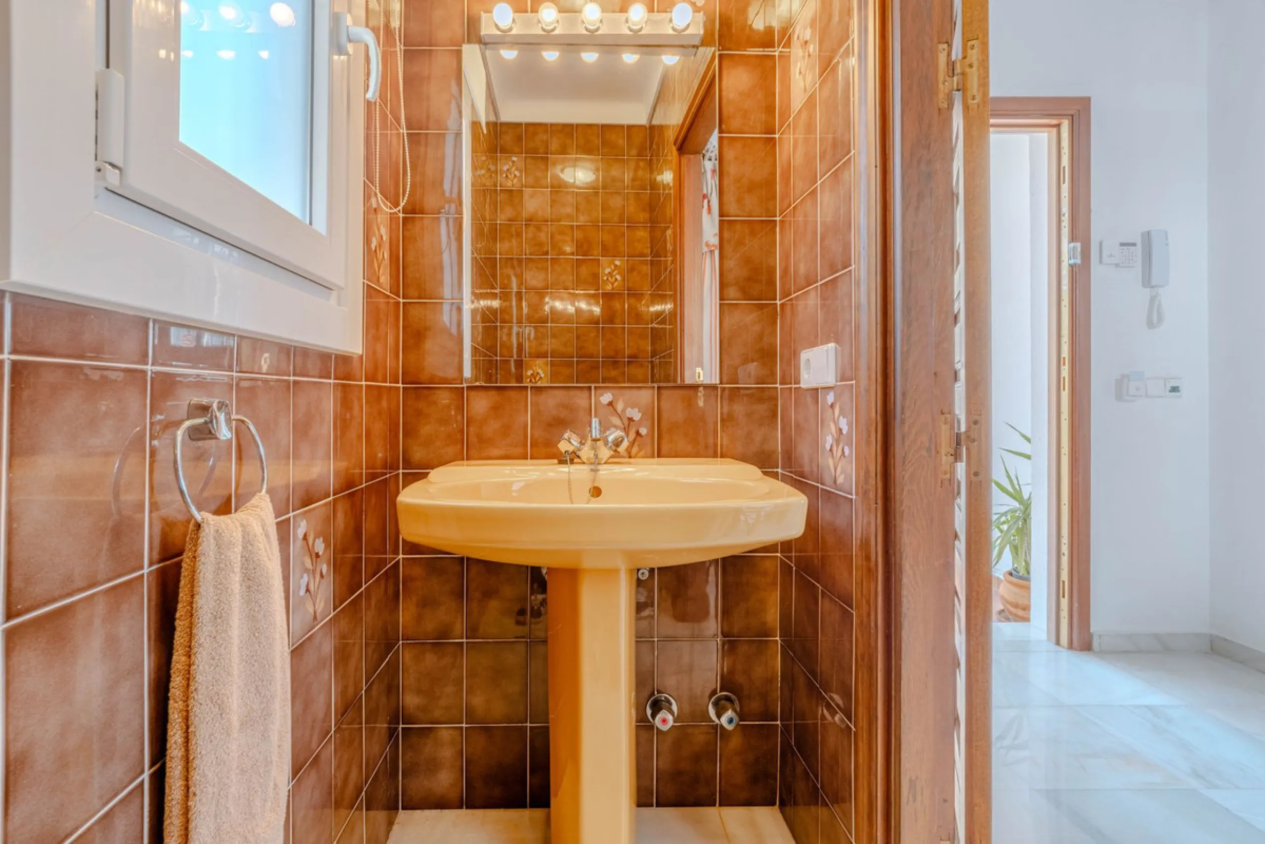 House - Detached Villa в продаже в El Paraiso, Málaga. В доме 4 спален и 3 ванных комнат. Площадь дома 260 м². Площадь участка 1900 м²