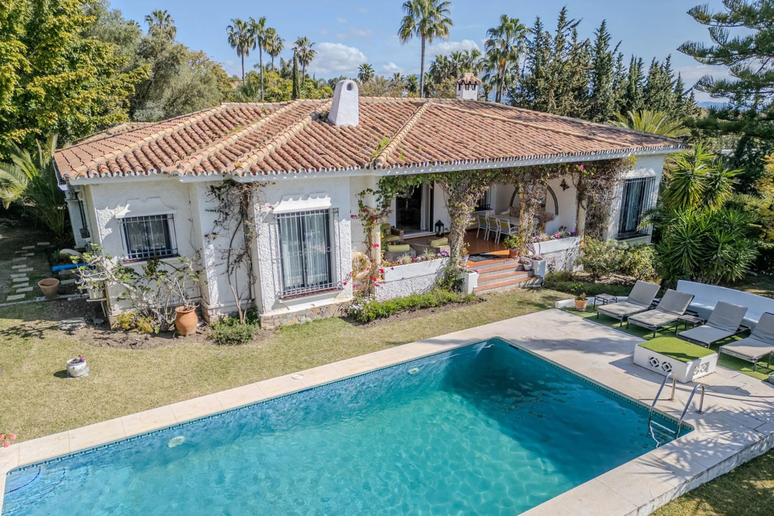 House - Detached Villa в продаже в El Paraiso, Málaga. В доме 4 спален и 3 ванных комнат. Площадь дома 260 м². Площадь участка 1900 м²