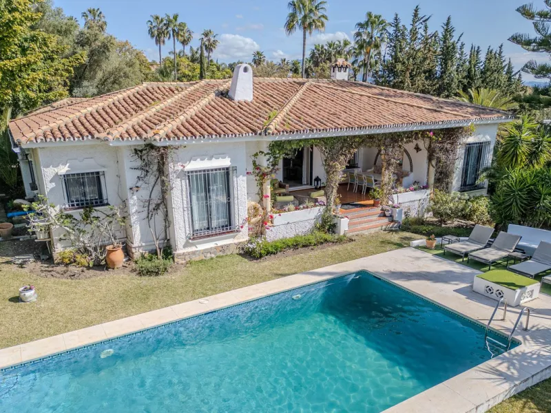 House - Detached Villa в продаже в El Paraiso, Málaga. В доме 4 спален и 3 ванных комнат. Площадь дома 260 м². Площадь участка 1900 м²
