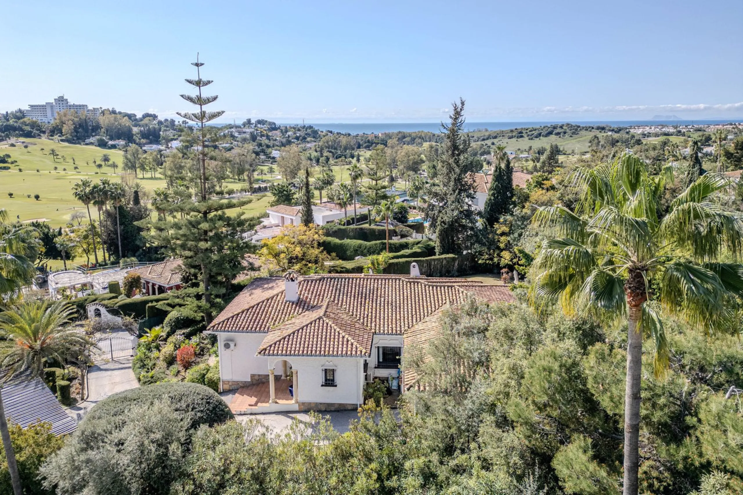 House - Detached Villa в продаже в El Paraiso, Málaga. В доме 4 спален и 3 ванных комнат. Площадь дома 260 м². Площадь участка 1900 м²