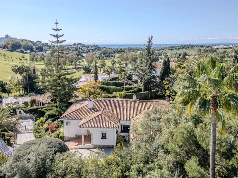 House - Detached Villa в продаже в El Paraiso, Málaga. В доме 4 спален и 3 ванных комнат. Площадь дома 260 м². Площадь участка 1900 м²