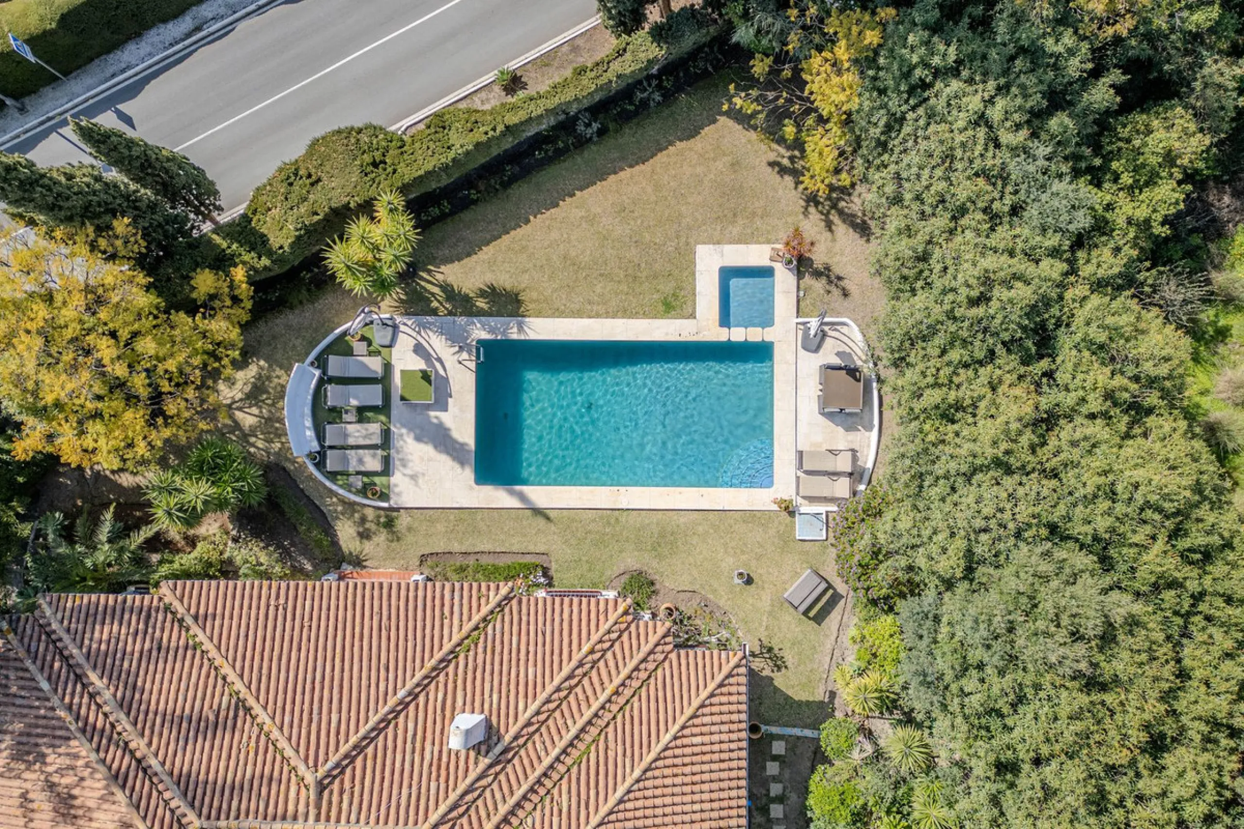 House - Detached Villa в продаже в El Paraiso, Málaga. В доме 4 спален и 3 ванных комнат. Площадь дома 260 м². Площадь участка 1900 м²
