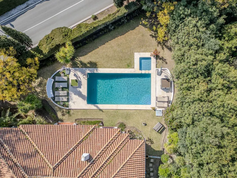 House - Detached Villa в продаже в El Paraiso, Málaga. В доме 4 спален и 3 ванных комнат. Площадь дома 260 м². Площадь участка 1900 м²