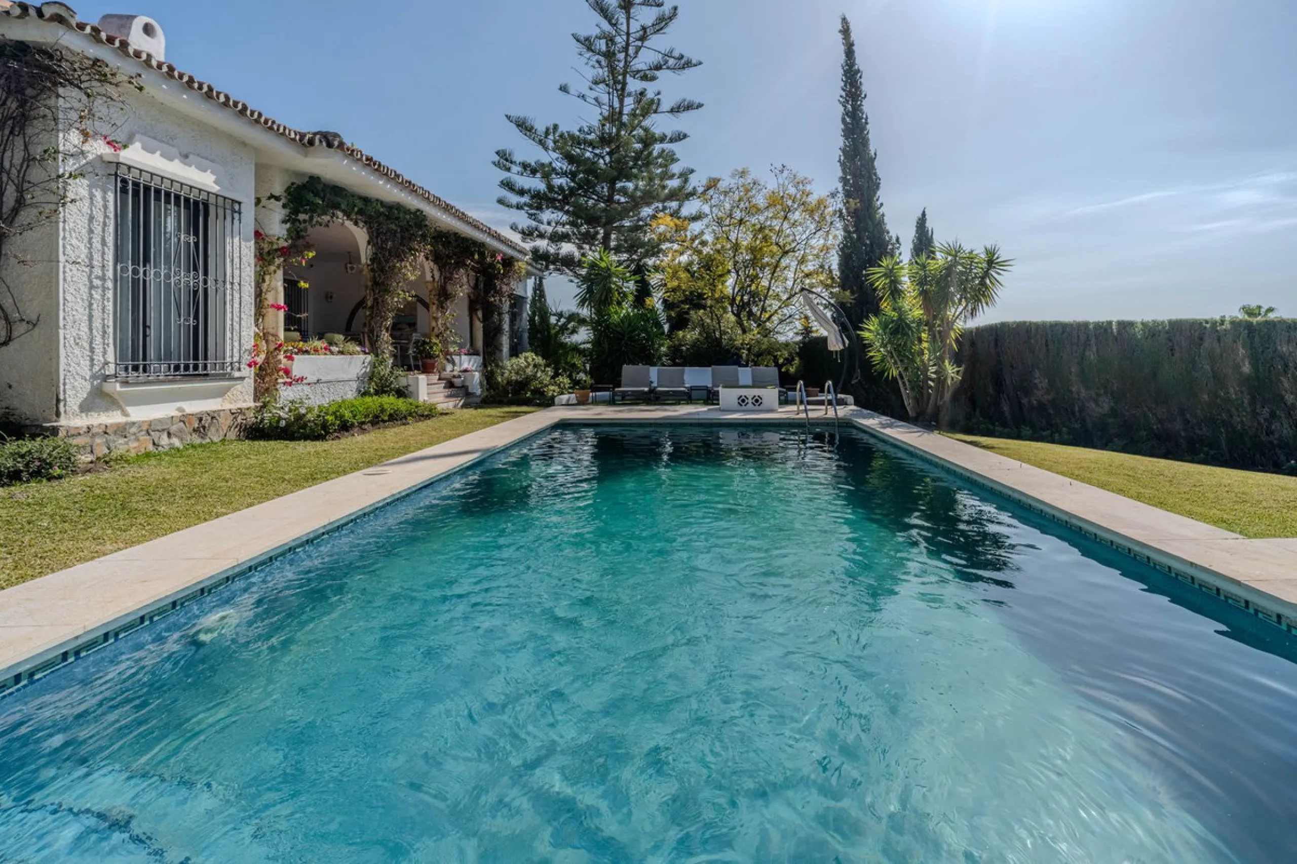 House - Detached Villa в продаже в El Paraiso, Málaga. В доме 4 спален и 3 ванных комнат. Площадь дома 260 м². Площадь участка 1900 м²