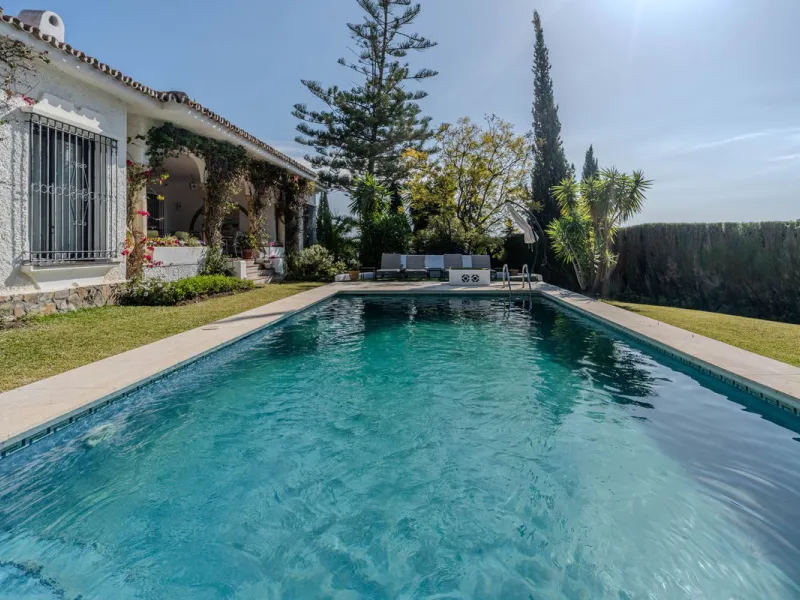 House - Detached Villa в продаже в El Paraiso, Málaga. В доме 4 спален и 3 ванных комнат. Площадь дома 260 м². Площадь участка 1900 м²