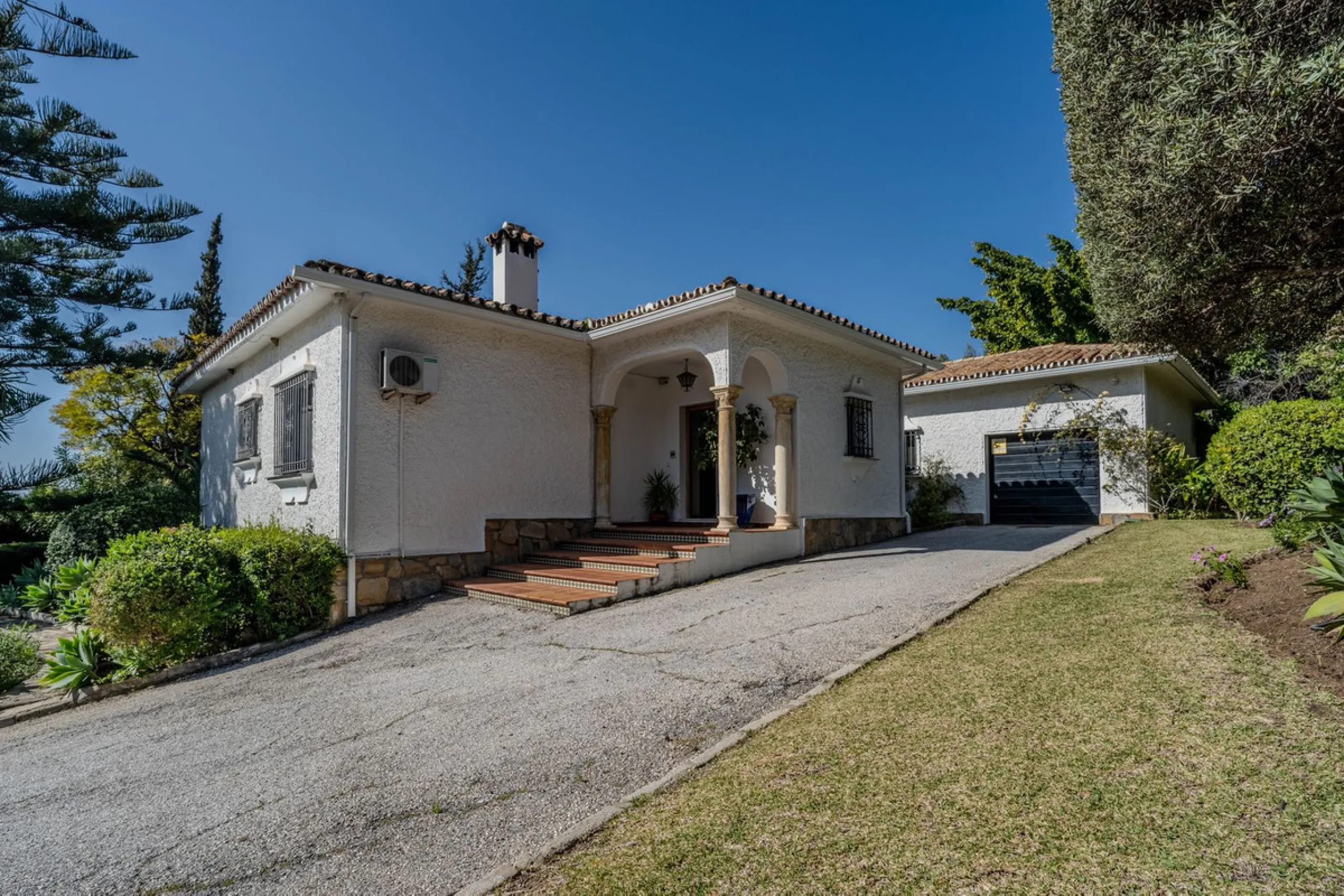 House - Detached Villa в продаже в El Paraiso, Málaga. В доме 4 спален и 3 ванных комнат. Площадь дома 260 м². Площадь участка 1900 м²