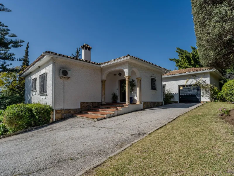 House - Detached Villa в продаже в El Paraiso, Málaga. В доме 4 спален и 3 ванных комнат. Площадь дома 260 м². Площадь участка 1900 м²