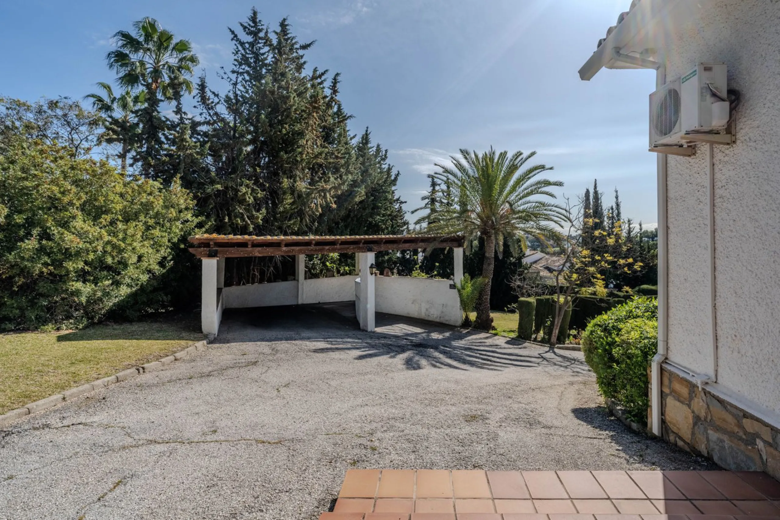 House - Detached Villa в продаже в El Paraiso, Málaga. В доме 4 спален и 3 ванных комнат. Площадь дома 260 м². Площадь участка 1900 м²