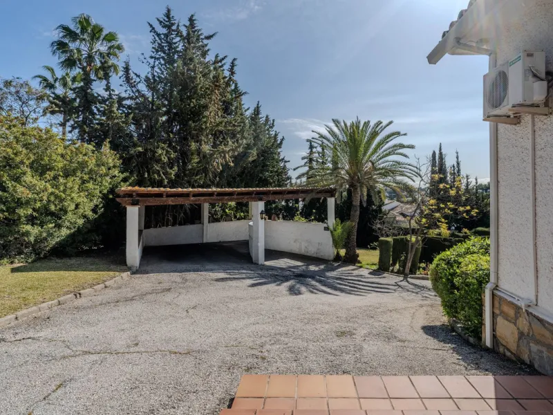 House - Detached Villa в продаже в El Paraiso, Málaga. В доме 4 спален и 3 ванных комнат. Площадь дома 260 м². Площадь участка 1900 м²