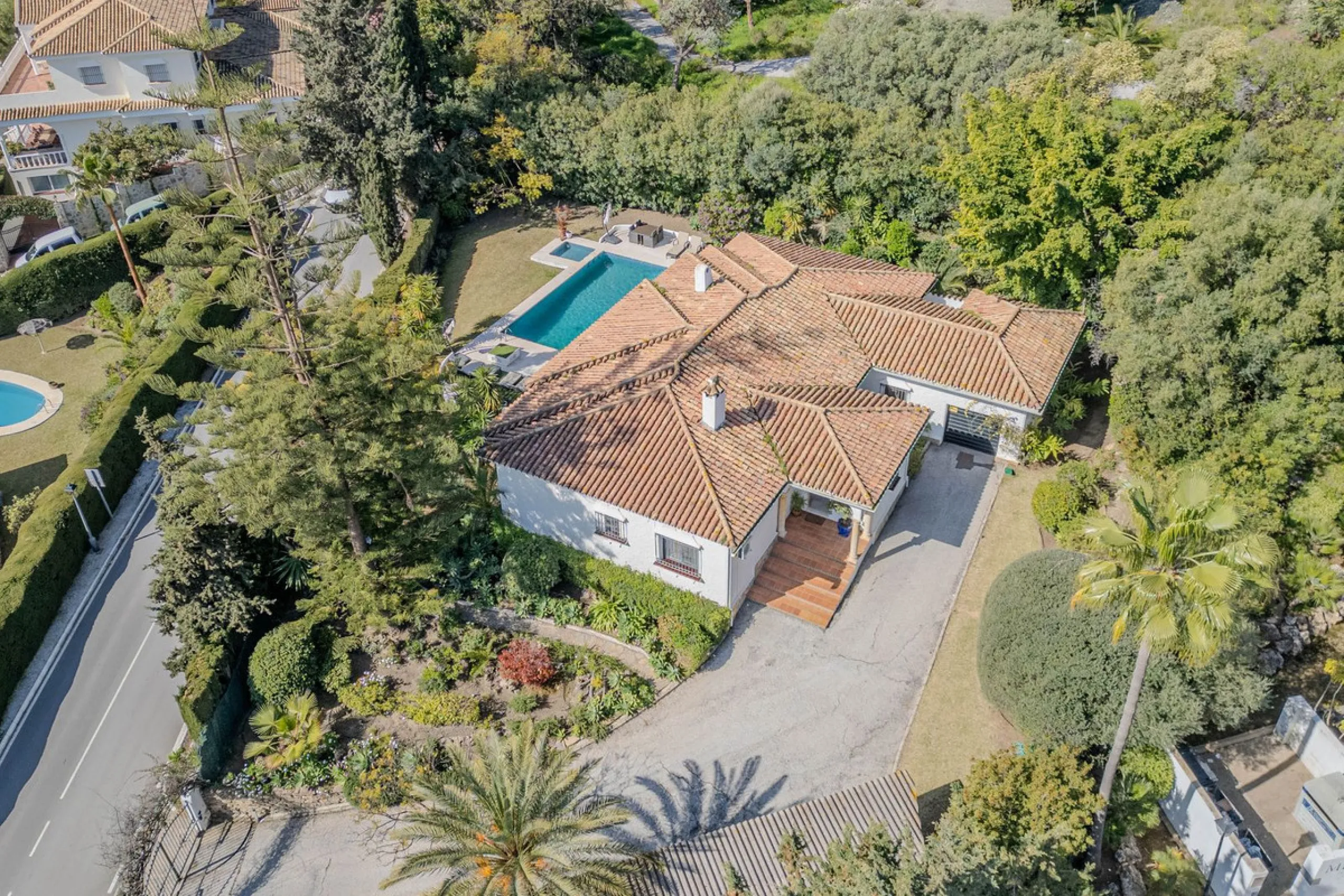 House - Detached Villa в продаже в El Paraiso, Málaga. В доме 4 спален и 3 ванных комнат. Площадь дома 260 м². Площадь участка 1900 м²