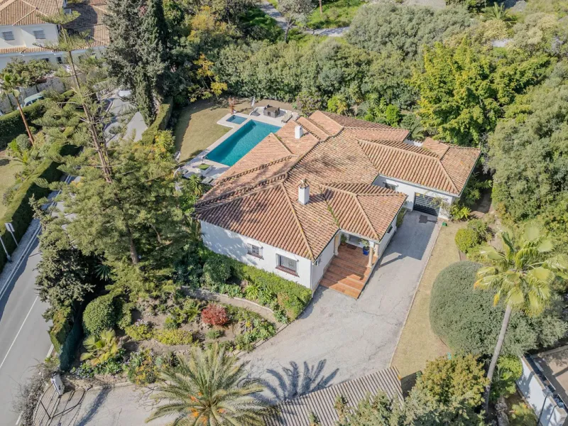 House - Detached Villa в продаже в El Paraiso, Málaga. В доме 4 спален и 3 ванных комнат. Площадь дома 260 м². Площадь участка 1900 м²