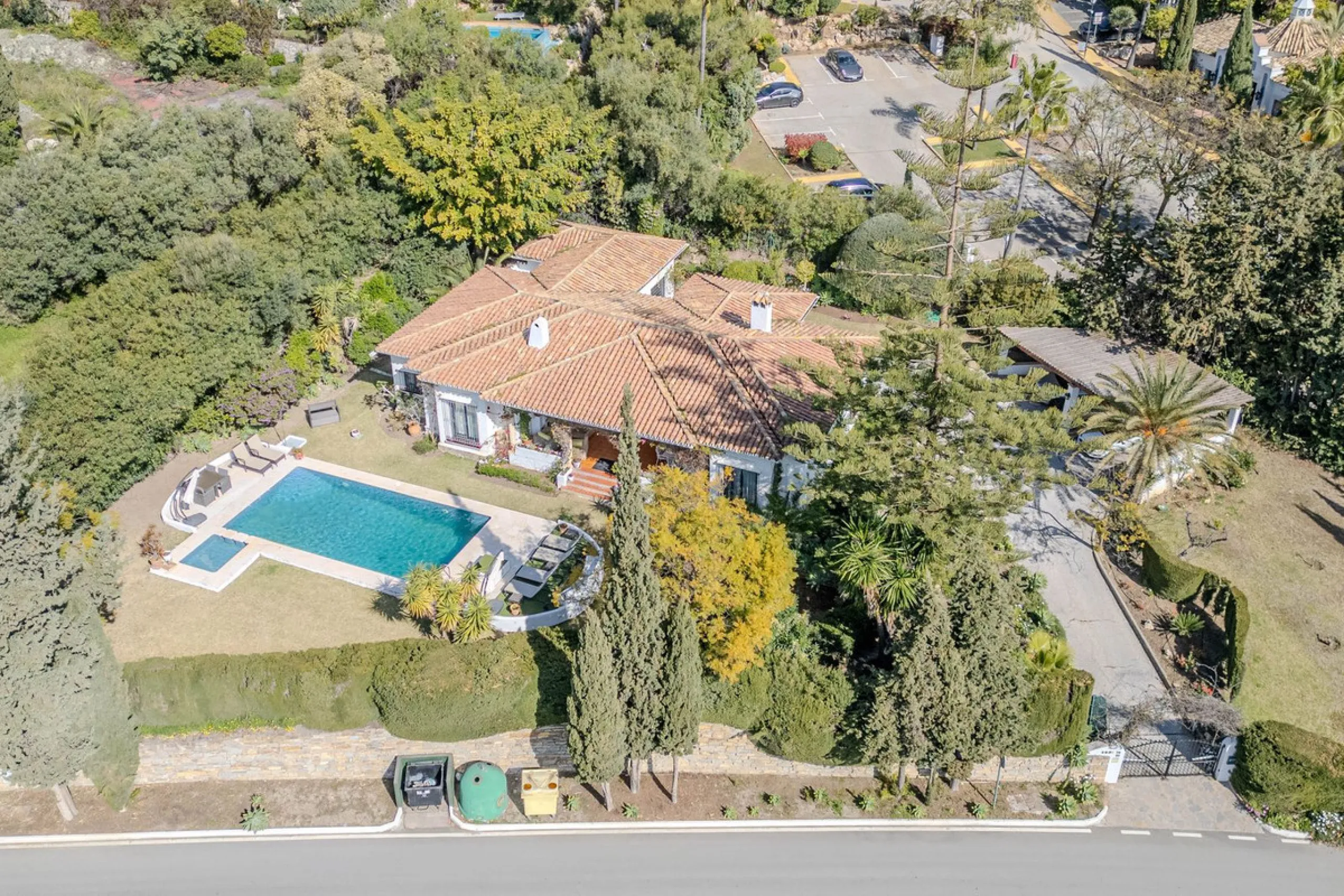 House - Detached Villa в продаже в El Paraiso, Málaga. В доме 4 спален и 3 ванных комнат. Площадь дома 260 м². Площадь участка 1900 м²