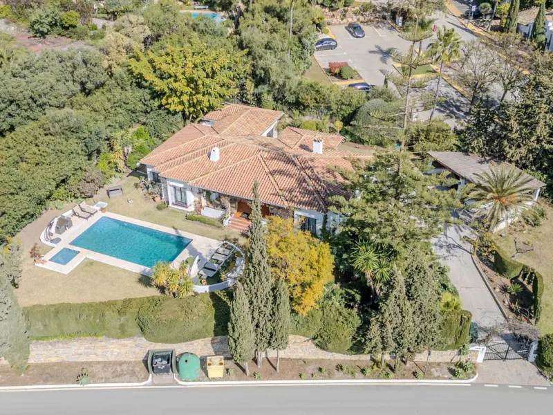 House - Detached Villa в продаже в El Paraiso, Málaga. В доме 4 спален и 3 ванных комнат. Площадь дома 260 м². Площадь участка 1900 м²