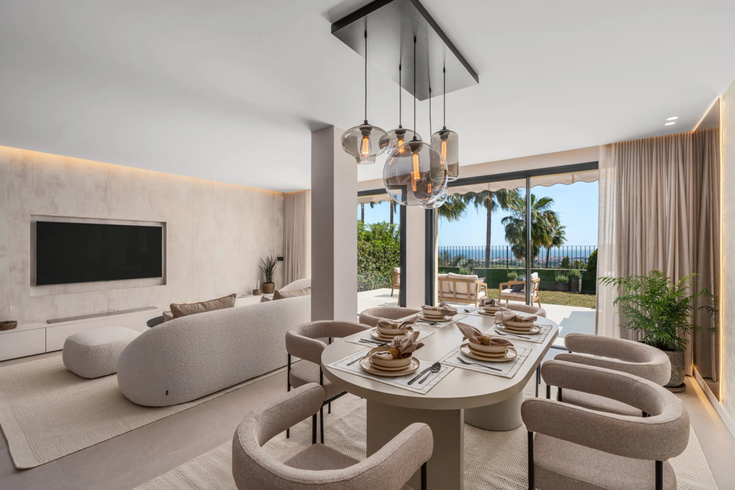 Maison Vue is a meticulously renovated three-level townhouse for sale located in the secure, well-maintained community of La Quinta Hills in Benahavís. Fully renovated in 2024, this property showcases a seamless blend of Mediterranean tranquility and Scan