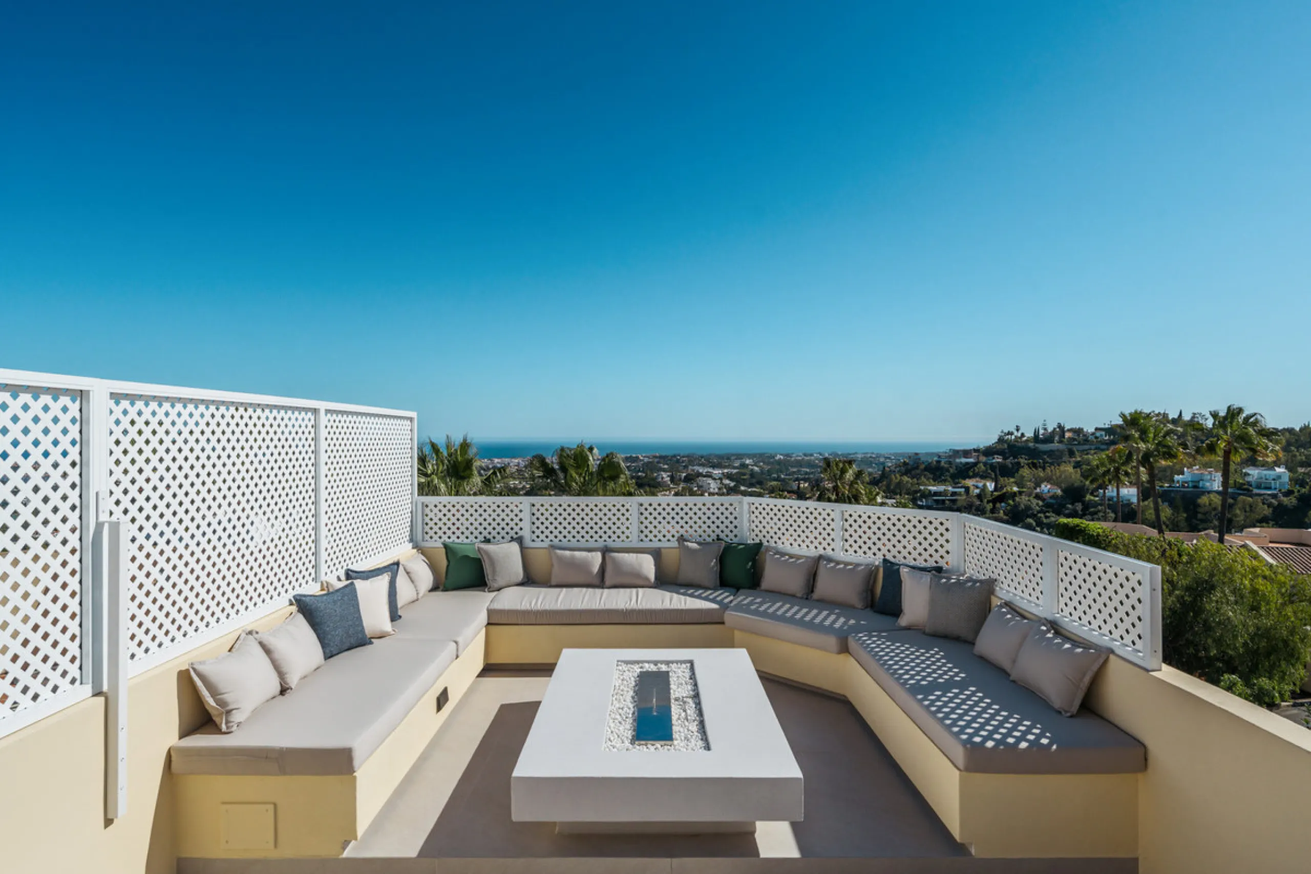 Maison Vue is a meticulously renovated three-level townhouse for sale located in the secure, well-maintained community of La Quinta Hills in Benahavís. Fully renovated in 2024, this property showcases a seamless blend of Mediterranean tranquility and Scan