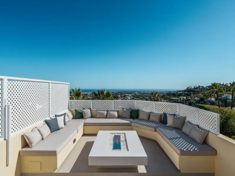 Maison Vue is a meticulously renovated three-level townhouse for sale located in the secure, well-maintained community of La Quinta Hills in Benahavís. Fully renovated in 2024, this property showcases a seamless blend of Mediterranean tranquility and Scan