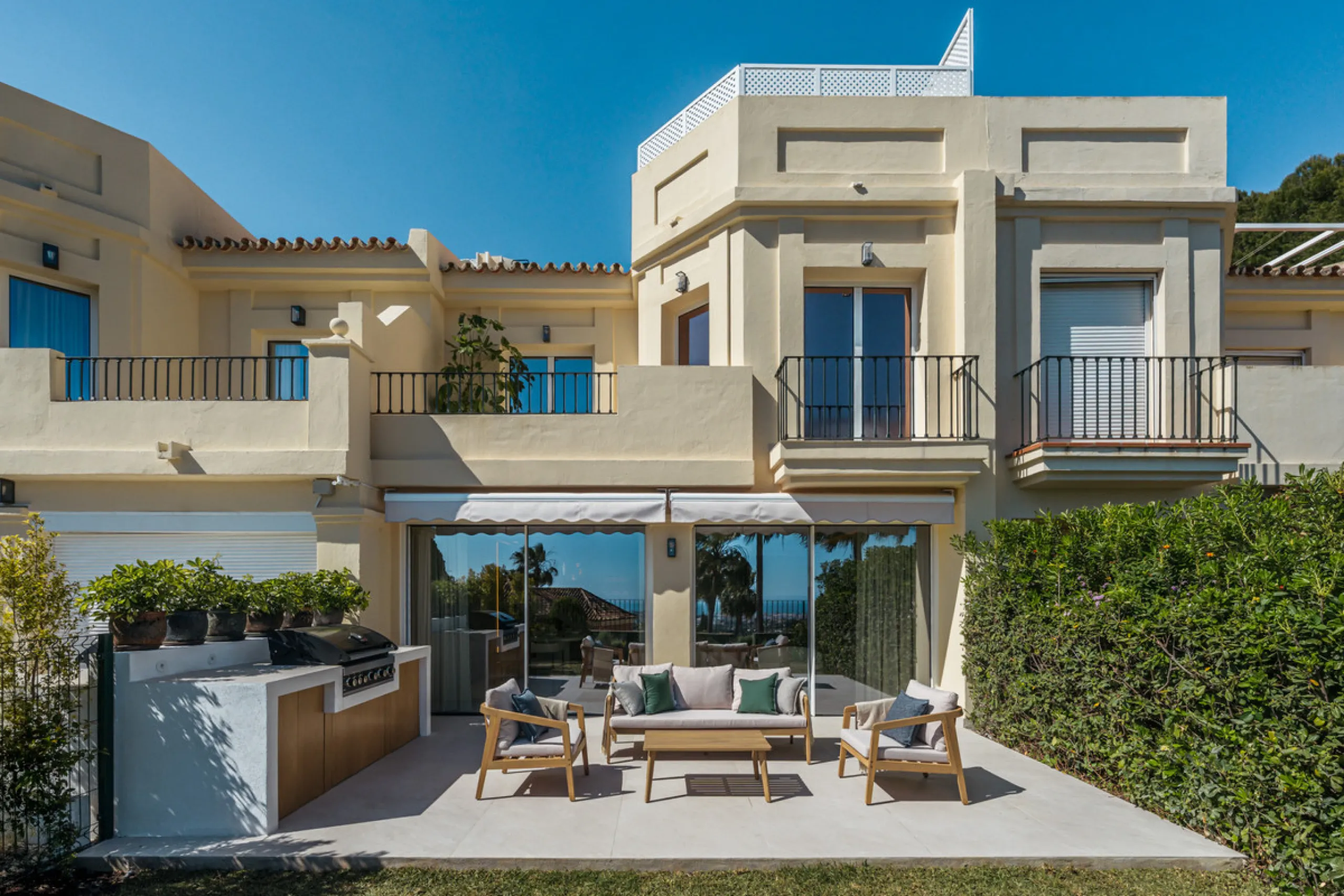 Maison Vue is a meticulously renovated three-level townhouse for sale located in the secure, well-maintained community of La Quinta Hills in Benahavís. Fully renovated in 2024, this property showcases a seamless blend of Mediterranean tranquility and Scan