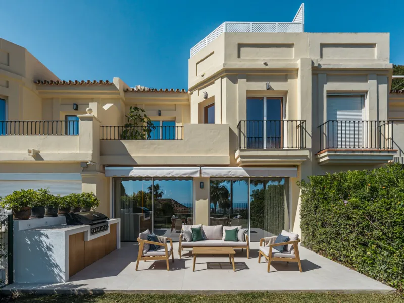 Maison Vue is a meticulously renovated three-level townhouse for sale located in the secure, well-maintained community of La Quinta Hills in Benahavís. Fully renovated in 2024, this property showcases a seamless blend of Mediterranean tranquility and Scan