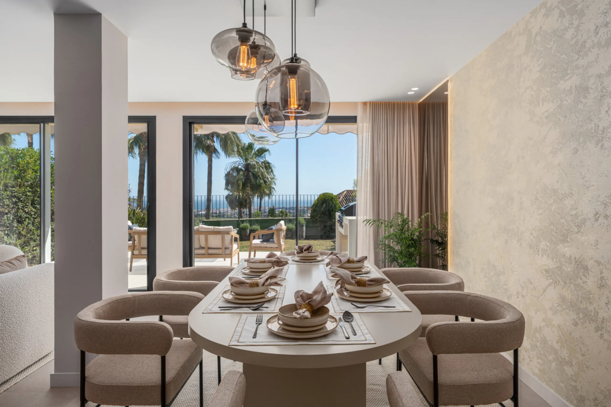 Maison Vue is a meticulously renovated three-level townhouse for sale located in the secure, well-maintained community of La Quinta Hills in Benahavís. Fully renovated in 2024, this property showcases a seamless blend of Mediterranean tranquility and Scan