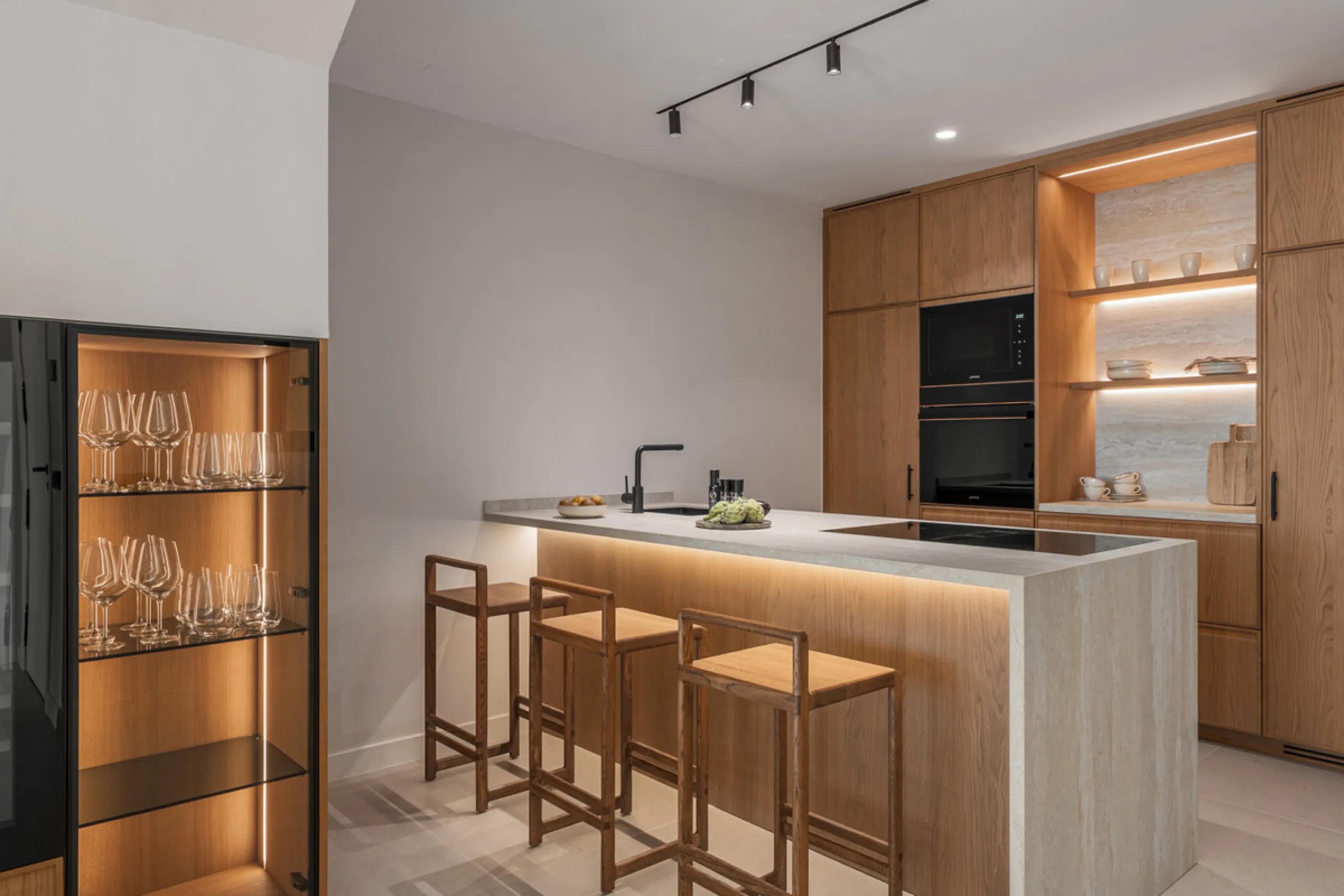 Maison Vue is a meticulously renovated three-level townhouse for sale located in the secure, well-maintained community of La Quinta Hills in Benahavís. Fully renovated in 2024, this property showcases a seamless blend of Mediterranean tranquility and Scan