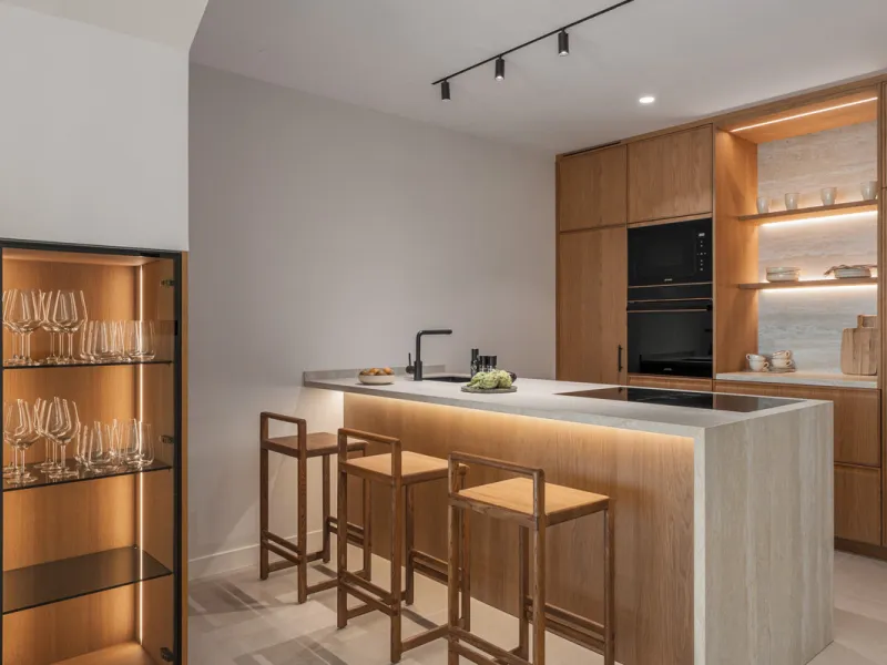 Maison Vue is a meticulously renovated three-level townhouse for sale located in the secure, well-maintained community of La Quinta Hills in Benahavís. Fully renovated in 2024, this property showcases a seamless blend of Mediterranean tranquility and Scan