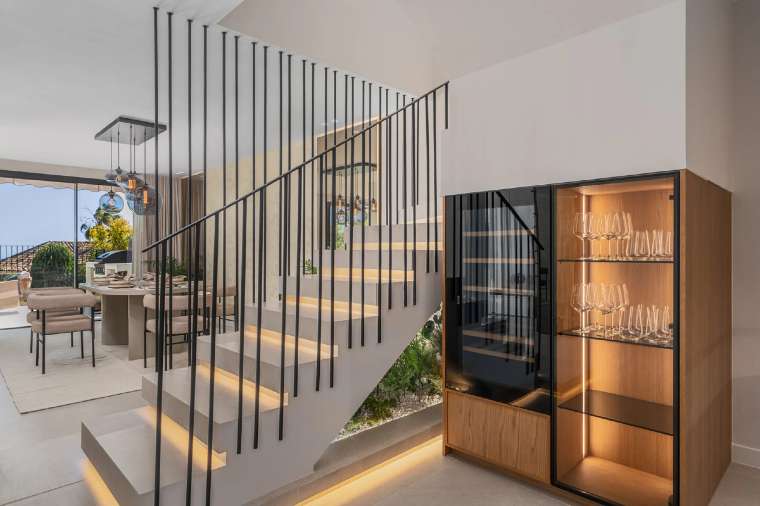 Maison Vue is a meticulously renovated three-level townhouse for sale located in the secure, well-maintained community of La Quinta Hills in Benahavís. Fully renovated in 2024, this property showcases a seamless blend of Mediterranean tranquility and Scan