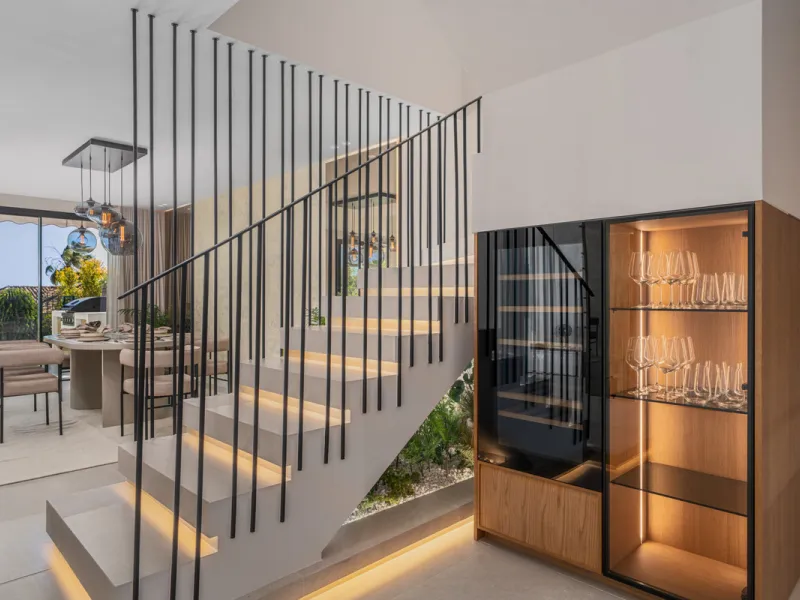 Maison Vue is a meticulously renovated three-level townhouse for sale located in the secure, well-maintained community of La Quinta Hills in Benahavís. Fully renovated in 2024, this property showcases a seamless blend of Mediterranean tranquility and Scan