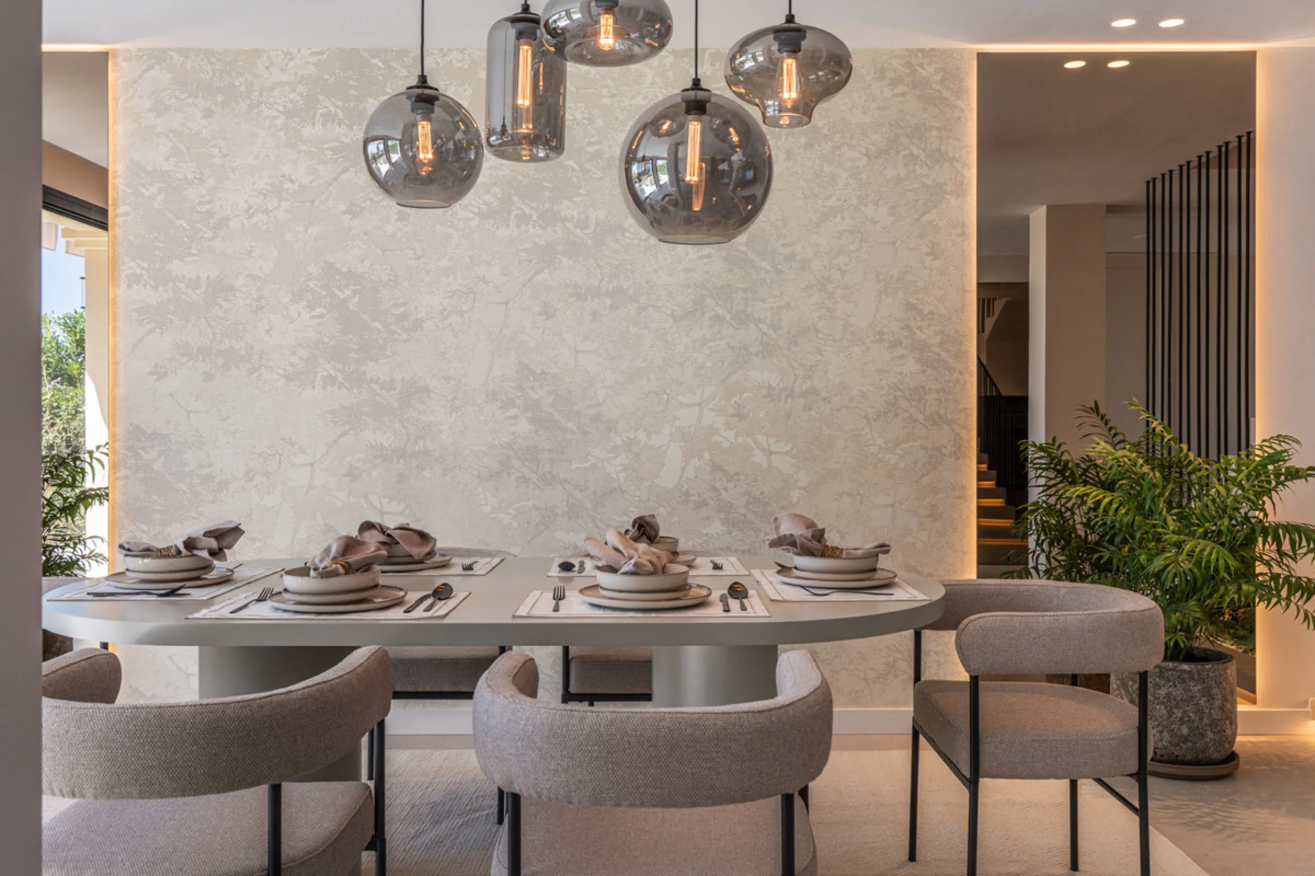 Maison Vue is a meticulously renovated three-level townhouse for sale located in the secure, well-maintained community of La Quinta Hills in Benahavís. Fully renovated in 2024, this property showcases a seamless blend of Mediterranean tranquility and Scan