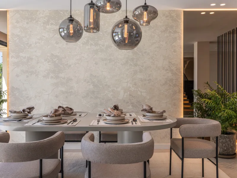 Maison Vue is a meticulously renovated three-level townhouse for sale located in the secure, well-maintained community of La Quinta Hills in Benahavís. Fully renovated in 2024, this property showcases a seamless blend of Mediterranean tranquility and Scan
