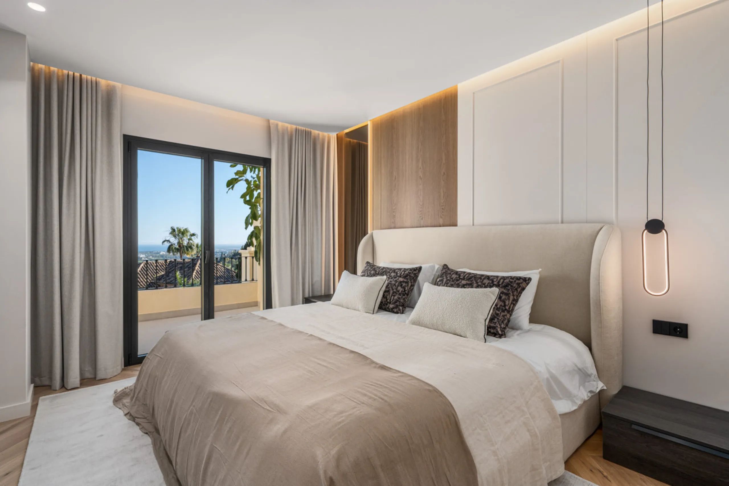 Maison Vue is a meticulously renovated three-level townhouse for sale located in the secure, well-maintained community of La Quinta Hills in Benahavís. Fully renovated in 2024, this property showcases a seamless blend of Mediterranean tranquility and Scan