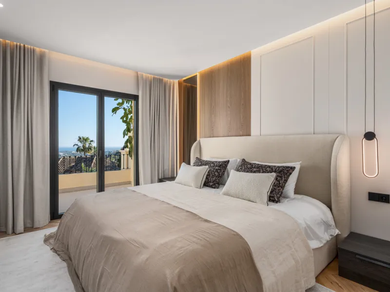 Maison Vue is a meticulously renovated three-level townhouse for sale located in the secure, well-maintained community of La Quinta Hills in Benahavís. Fully renovated in 2024, this property showcases a seamless blend of Mediterranean tranquility and Scan
