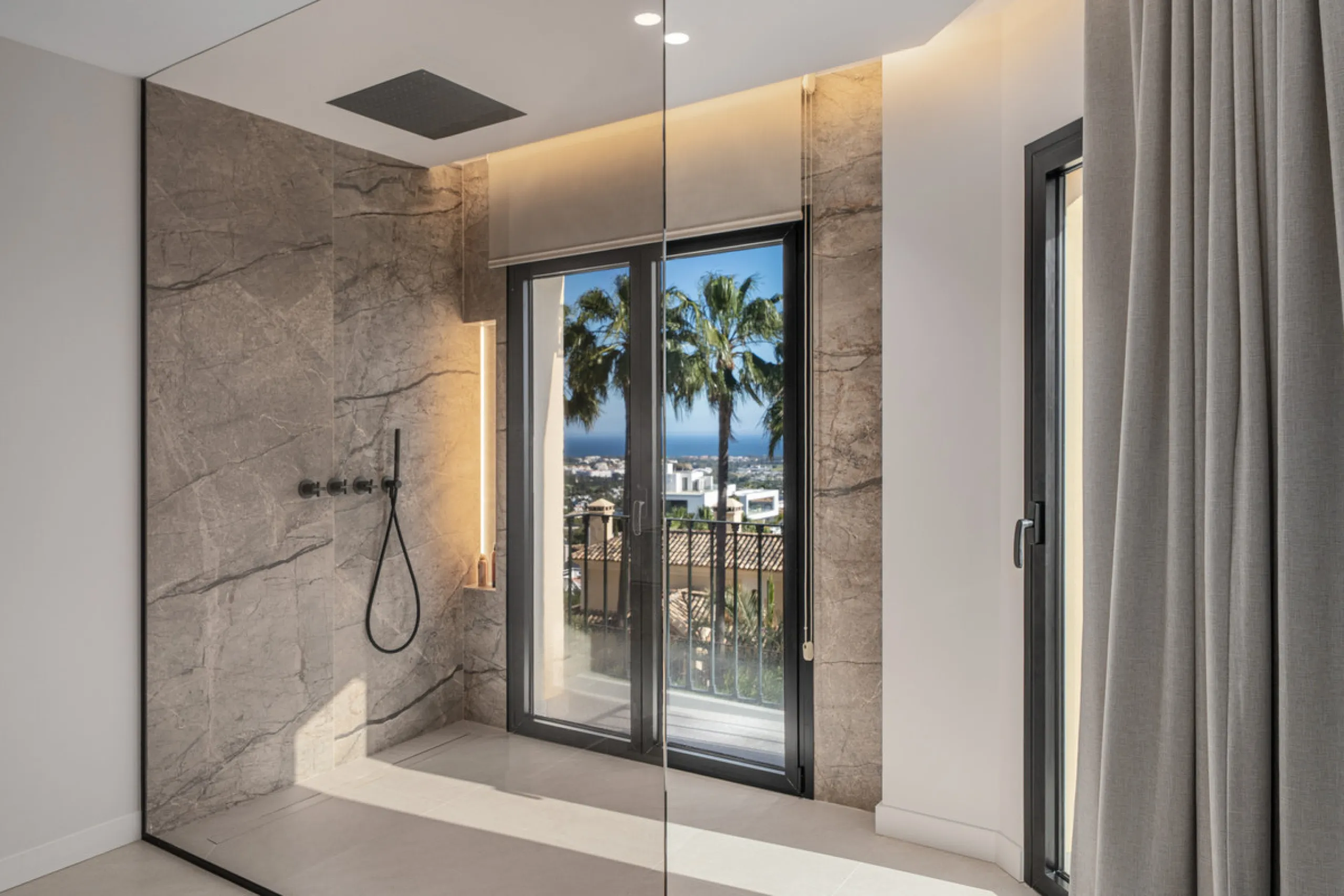 Maison Vue is a meticulously renovated three-level townhouse for sale located in the secure, well-maintained community of La Quinta Hills in Benahavís. Fully renovated in 2024, this property showcases a seamless blend of Mediterranean tranquility and Scan