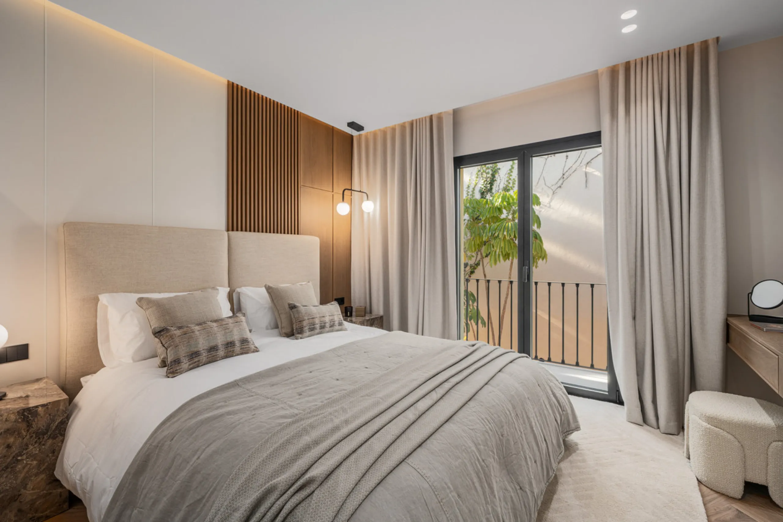 Maison Vue is a meticulously renovated three-level townhouse for sale located in the secure, well-maintained community of La Quinta Hills in Benahavís. Fully renovated in 2024, this property showcases a seamless blend of Mediterranean tranquility and Scan