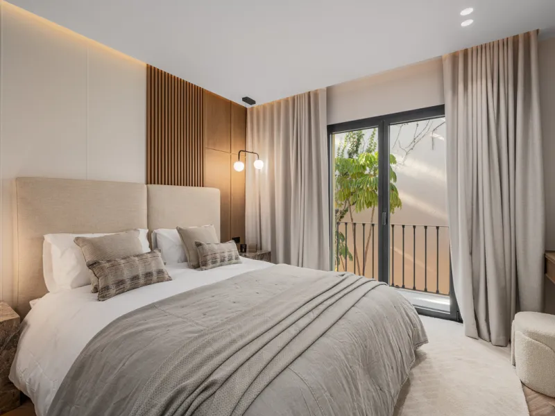 Maison Vue is a meticulously renovated three-level townhouse for sale located in the secure, well-maintained community of La Quinta Hills in Benahavís. Fully renovated in 2024, this property showcases a seamless blend of Mediterranean tranquility and Scan