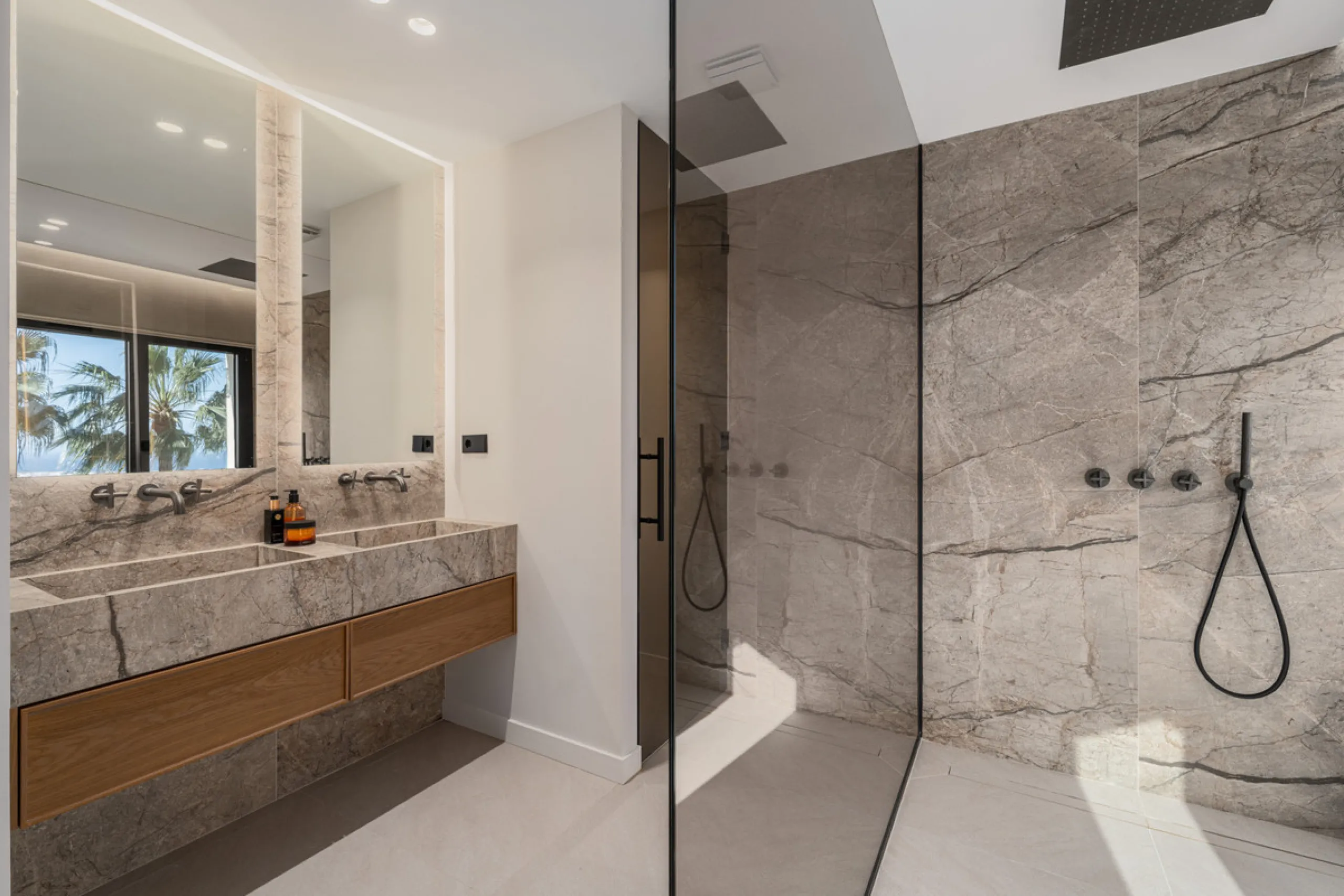 Maison Vue is a meticulously renovated three-level townhouse for sale located in the secure, well-maintained community of La Quinta Hills in Benahavís. Fully renovated in 2024, this property showcases a seamless blend of Mediterranean tranquility and Scan
