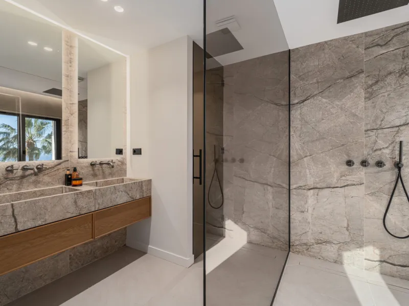 Maison Vue is a meticulously renovated three-level townhouse for sale located in the secure, well-maintained community of La Quinta Hills in Benahavís. Fully renovated in 2024, this property showcases a seamless blend of Mediterranean tranquility and Scan