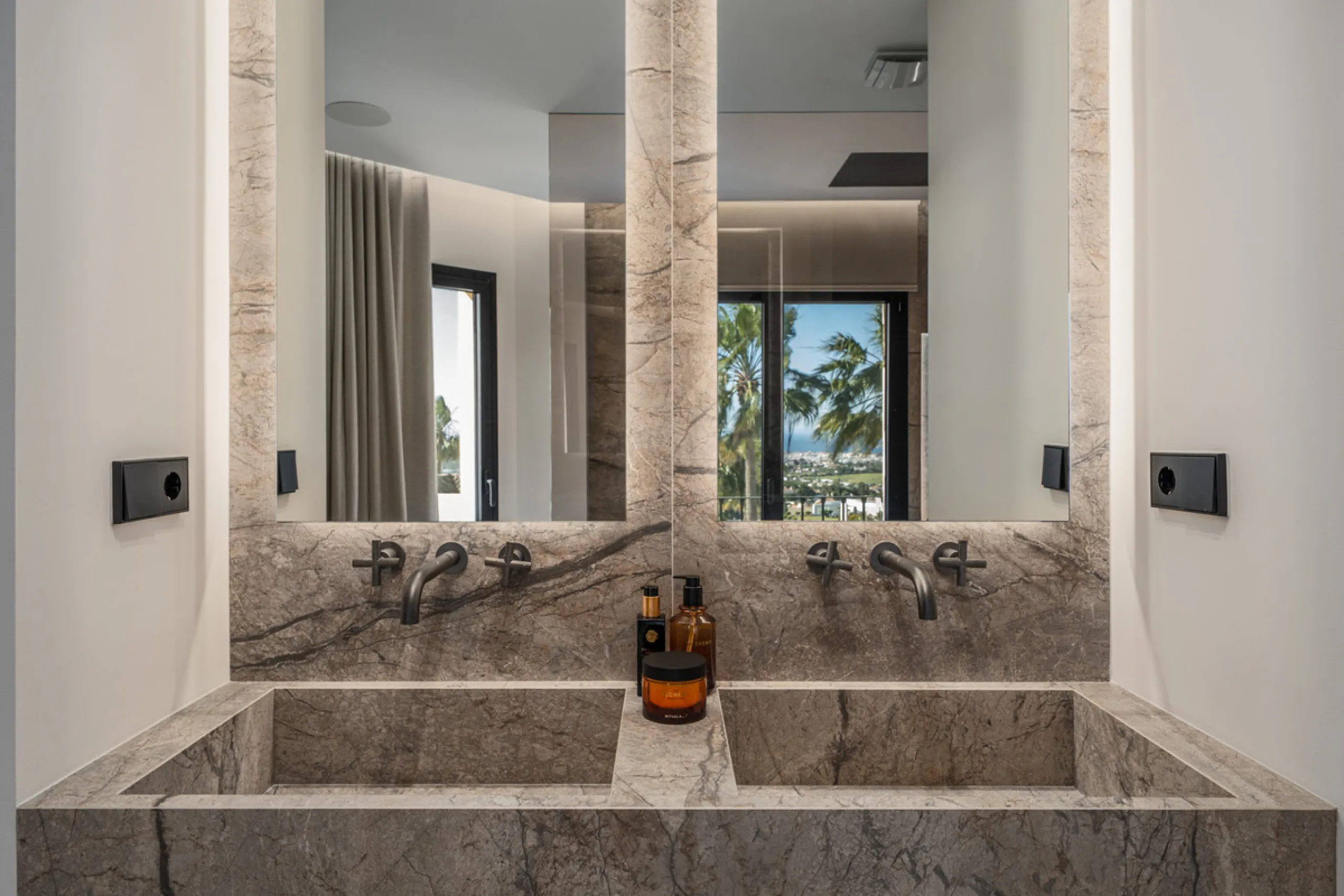Maison Vue is a meticulously renovated three-level townhouse for sale located in the secure, well-maintained community of La Quinta Hills in Benahavís. Fully renovated in 2024, this property showcases a seamless blend of Mediterranean tranquility and Scan