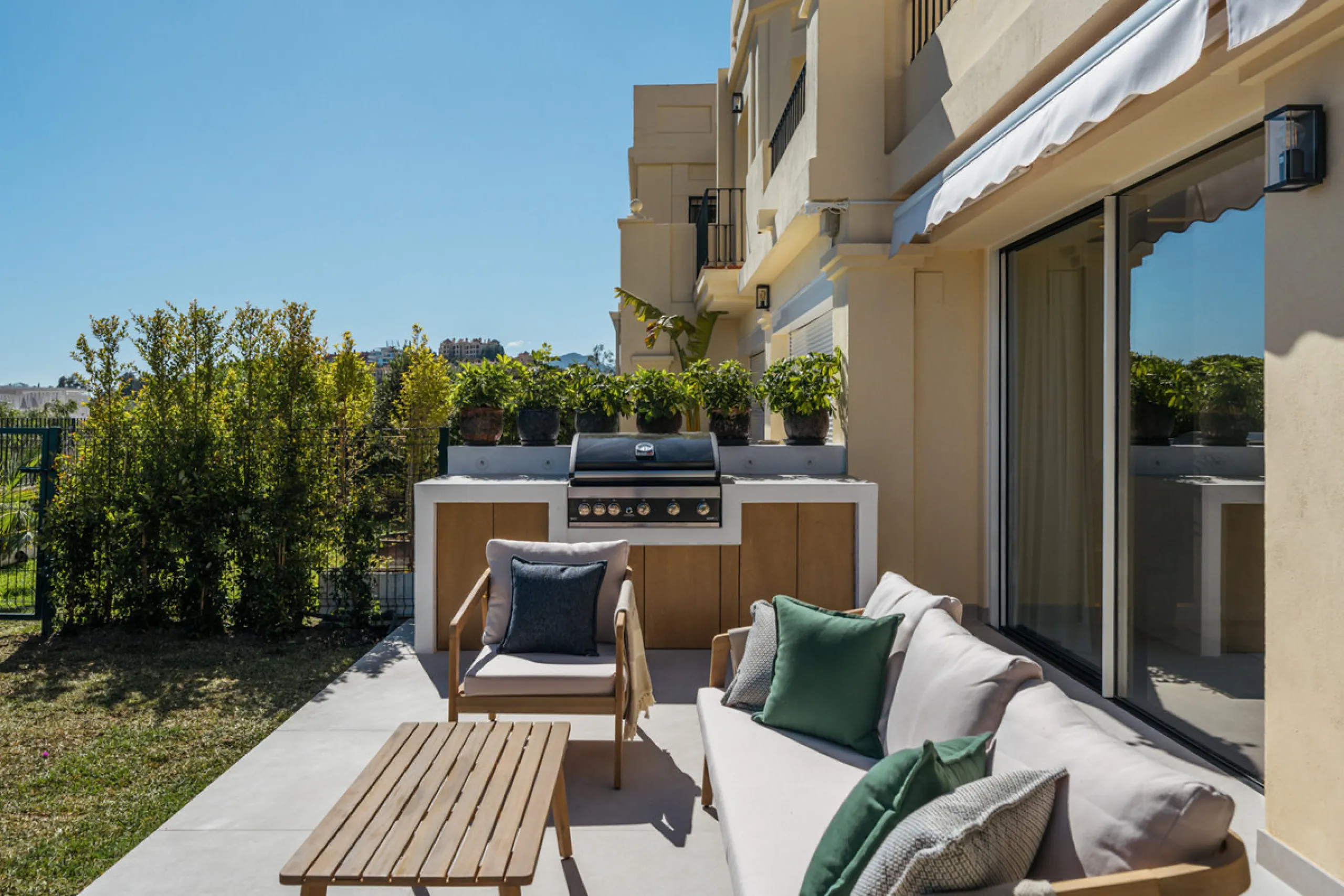 Maison Vue is a meticulously renovated three-level townhouse for sale located in the secure, well-maintained community of La Quinta Hills in Benahavís. Fully renovated in 2024, this property showcases a seamless blend of Mediterranean tranquility and Scan