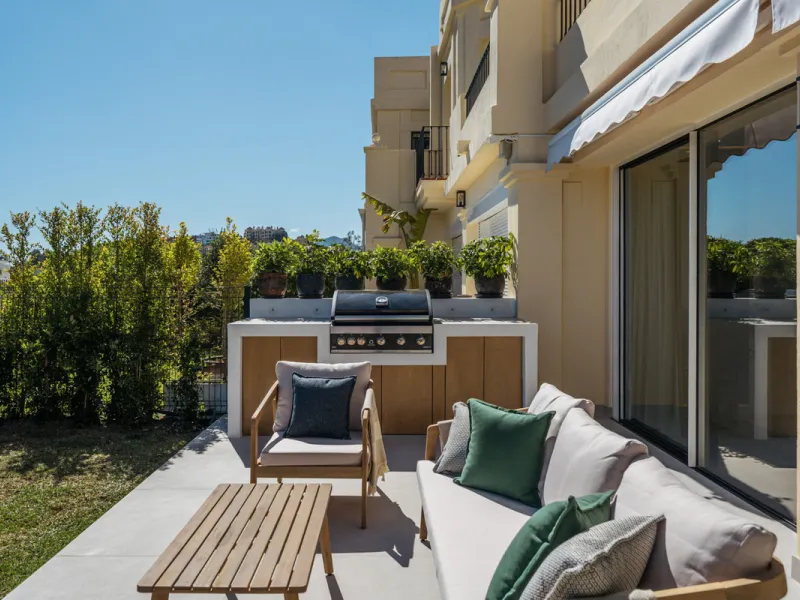 Maison Vue is a meticulously renovated three-level townhouse for sale located in the secure, well-maintained community of La Quinta Hills in Benahavís. Fully renovated in 2024, this property showcases a seamless blend of Mediterranean tranquility and Scan