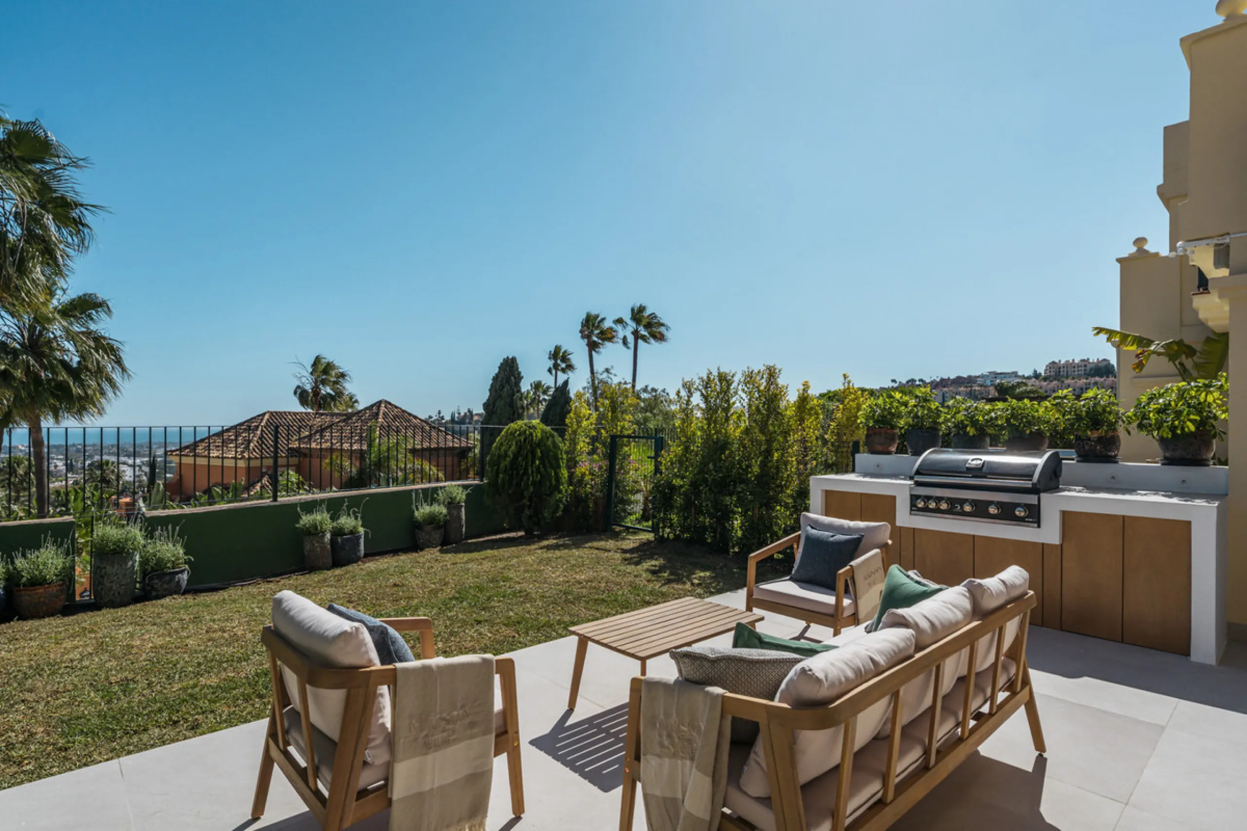 Maison Vue is a meticulously renovated three-level townhouse for sale located in the secure, well-maintained community of La Quinta Hills in Benahavís. Fully renovated in 2024, this property showcases a seamless blend of Mediterranean tranquility and Scan