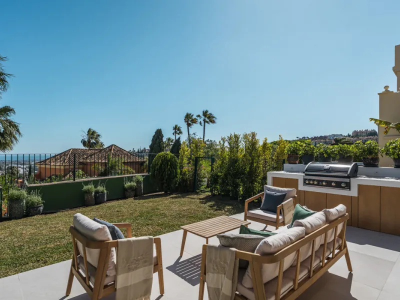 Maison Vue is a meticulously renovated three-level townhouse for sale located in the secure, well-maintained community of La Quinta Hills in Benahavís. Fully renovated in 2024, this property showcases a seamless blend of Mediterranean tranquility and Scan