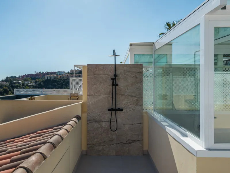 Maison Vue is a meticulously renovated three-level townhouse for sale located in the secure, well-maintained community of La Quinta Hills in Benahavís. Fully renovated in 2024, this property showcases a seamless blend of Mediterranean tranquility and Scan