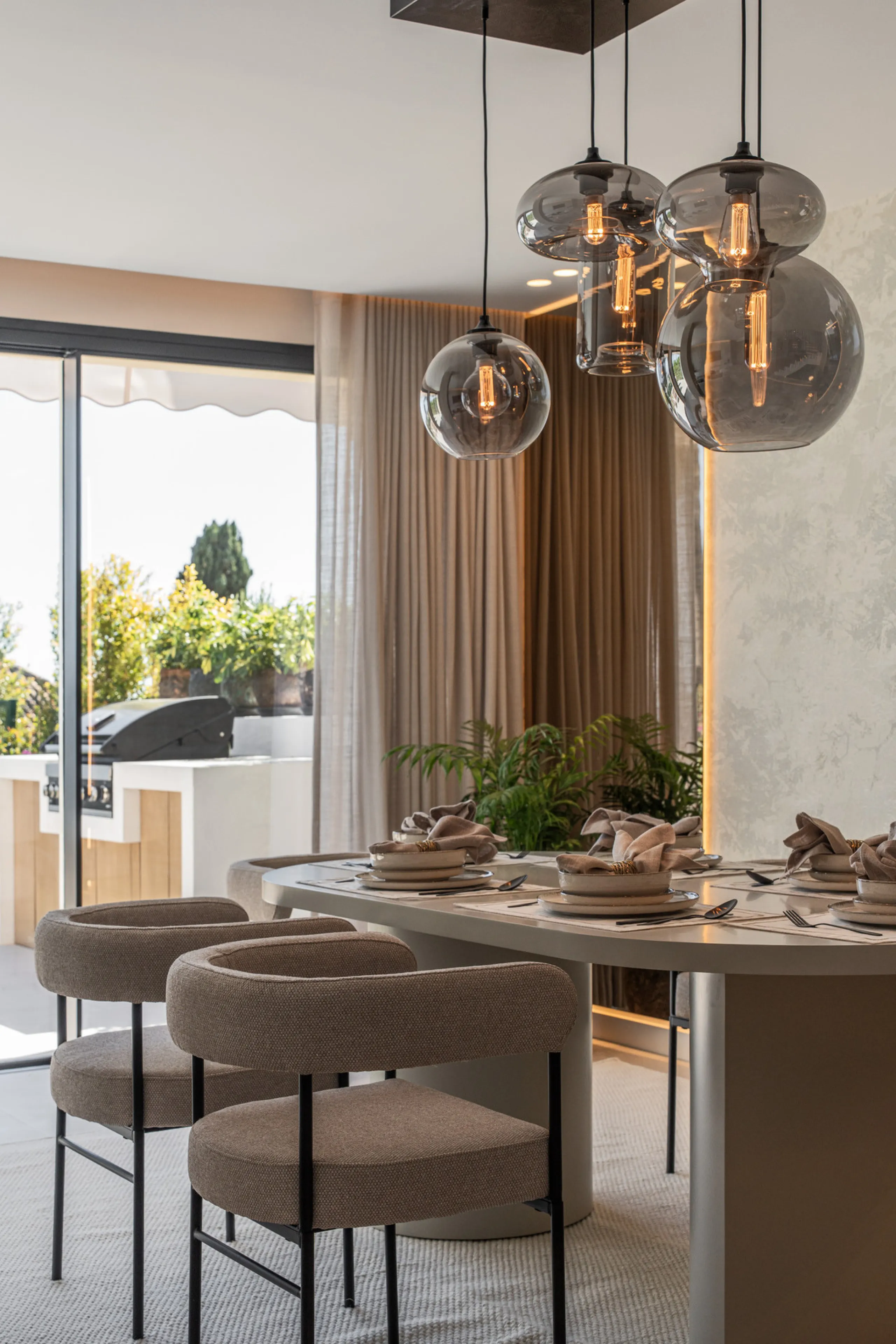 Maison Vue is a meticulously renovated three-level townhouse for sale located in the secure, well-maintained community of La Quinta Hills in Benahavís. Fully renovated in 2024, this property showcases a seamless blend of Mediterranean tranquility and Scan
