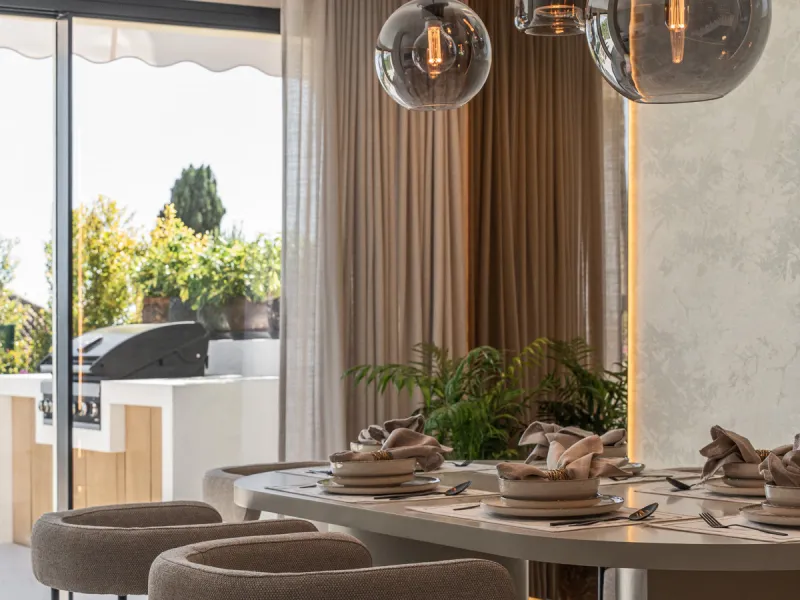 Maison Vue is a meticulously renovated three-level townhouse for sale located in the secure, well-maintained community of La Quinta Hills in Benahavís. Fully renovated in 2024, this property showcases a seamless blend of Mediterranean tranquility and Scan