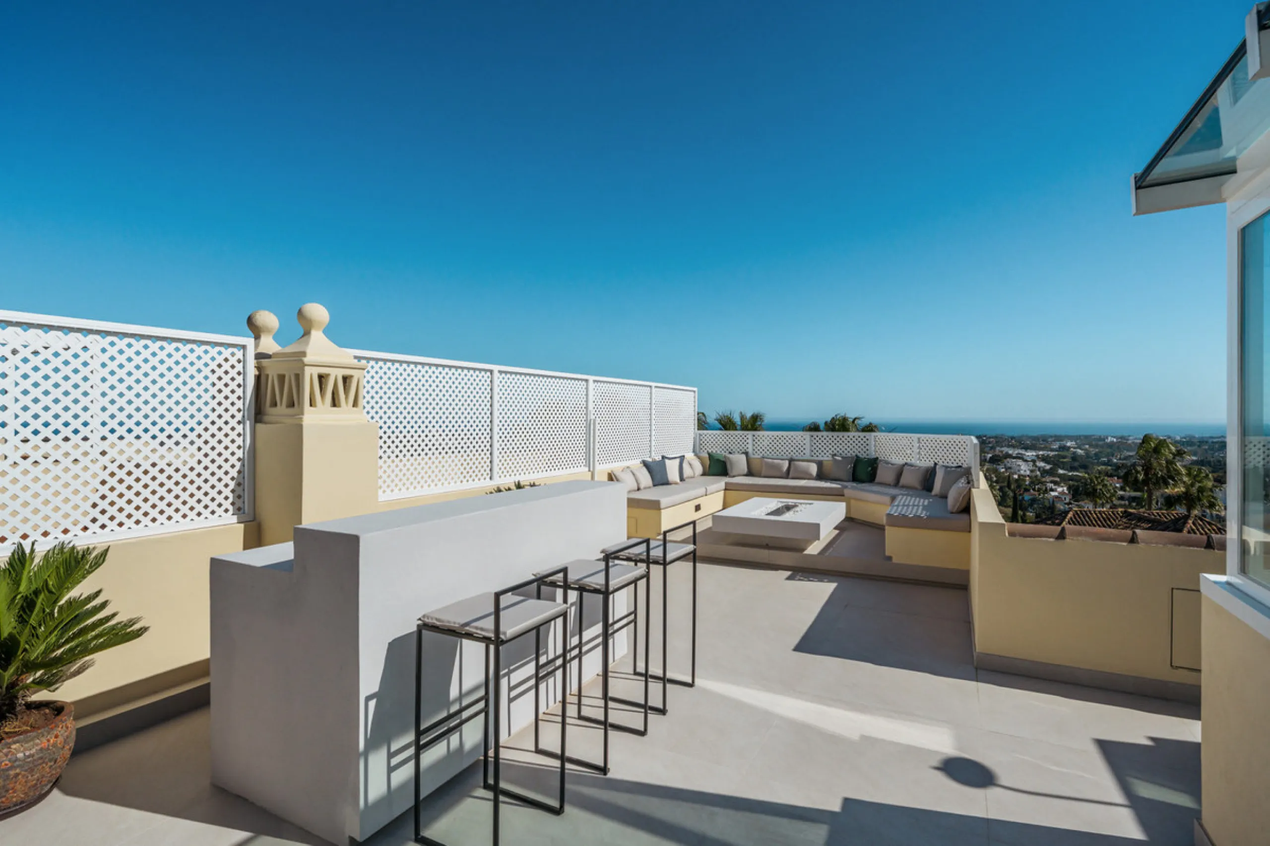 Maison Vue is a meticulously renovated three-level townhouse for sale located in the secure, well-maintained community of La Quinta Hills in Benahavís. Fully renovated in 2024, this property showcases a seamless blend of Mediterranean tranquility and Scan