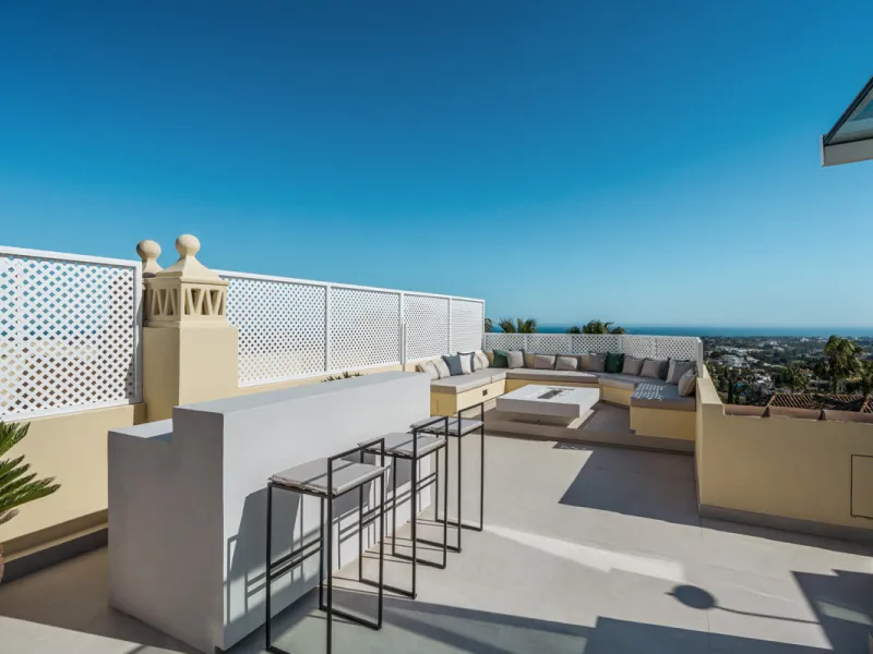 Maison Vue is a meticulously renovated three-level townhouse for sale located in the secure, well-maintained community of La Quinta Hills in Benahavís. Fully renovated in 2024, this property showcases a seamless blend of Mediterranean tranquility and Scan