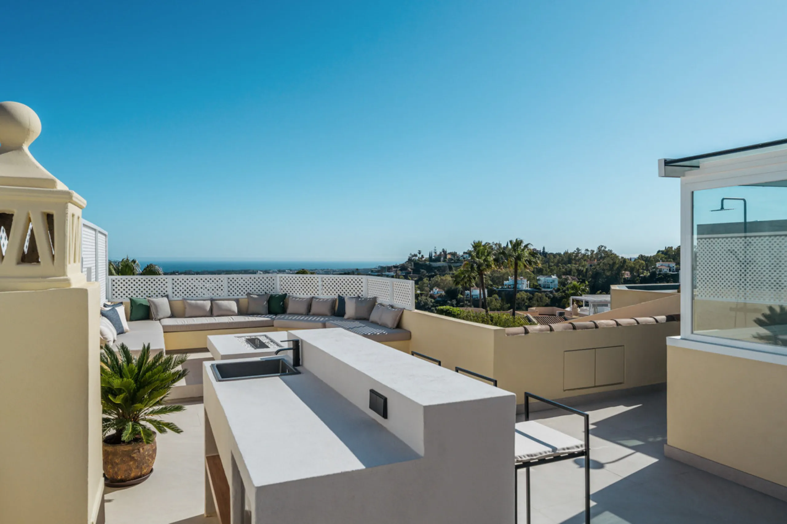 Maison Vue is a meticulously renovated three-level townhouse for sale located in the secure, well-maintained community of La Quinta Hills in Benahavís. Fully renovated in 2024, this property showcases a seamless blend of Mediterranean tranquility and Scan