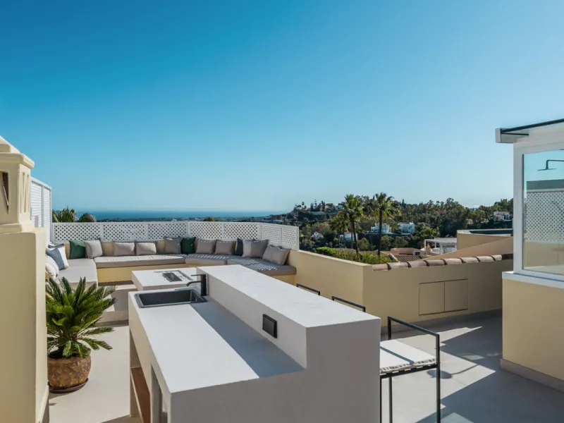Maison Vue is a meticulously renovated three-level townhouse for sale located in the secure, well-maintained community of La Quinta Hills in Benahavís. Fully renovated in 2024, this property showcases a seamless blend of Mediterranean tranquility and Scan