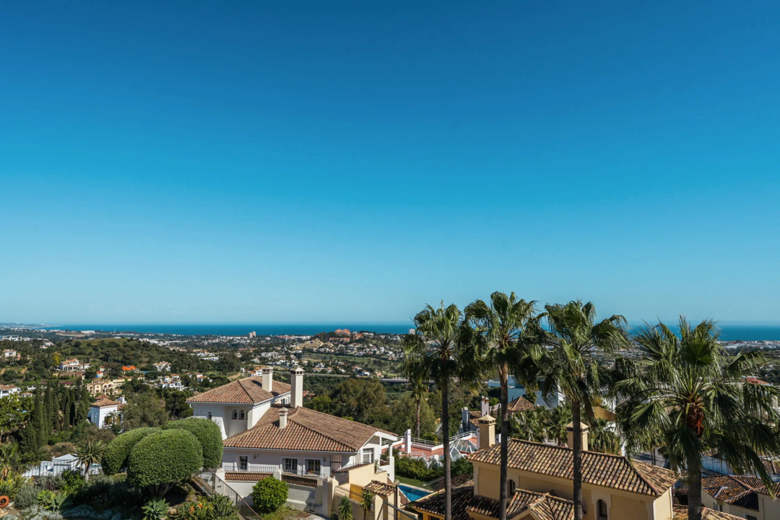 Maison Vue is a meticulously renovated three-level townhouse for sale located in the secure, well-maintained community of La Quinta Hills in Benahavís. Fully renovated in 2024, this property showcases a seamless blend of Mediterranean tranquility and Scan