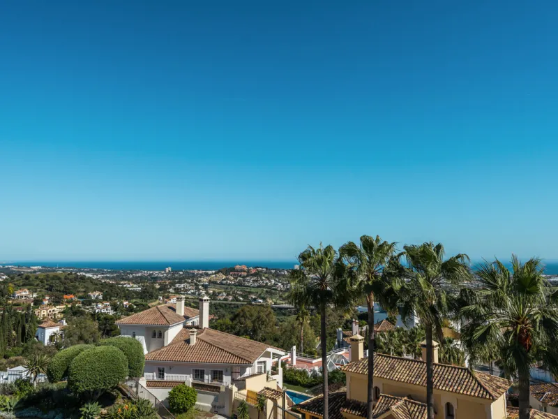 Maison Vue is a meticulously renovated three-level townhouse for sale located in the secure, well-maintained community of La Quinta Hills in Benahavís. Fully renovated in 2024, this property showcases a seamless blend of Mediterranean tranquility and Scan